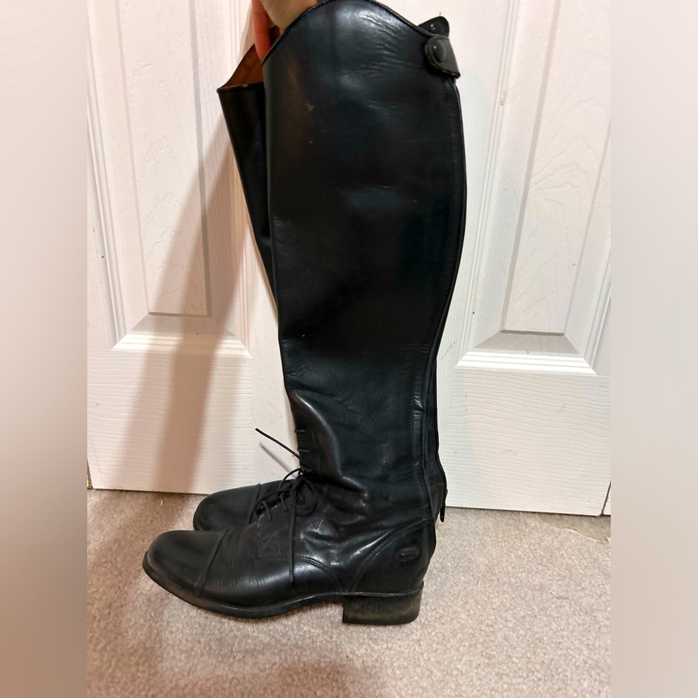Ariat heritage tall boots. Some pilling on the inside. Lightly used.